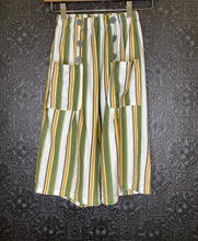 Load image into Gallery viewer, VERTICAL STRIPE CULOTTES W/ POCKETS AND BOTTON
